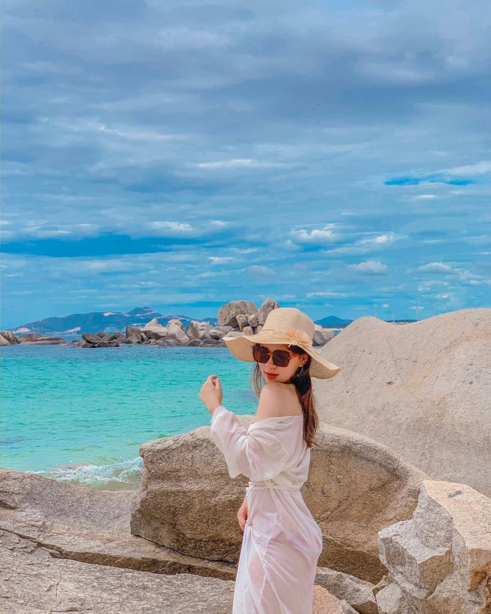 Visitors check in with the romantic and picturesque scenery at Hon Kho Beach